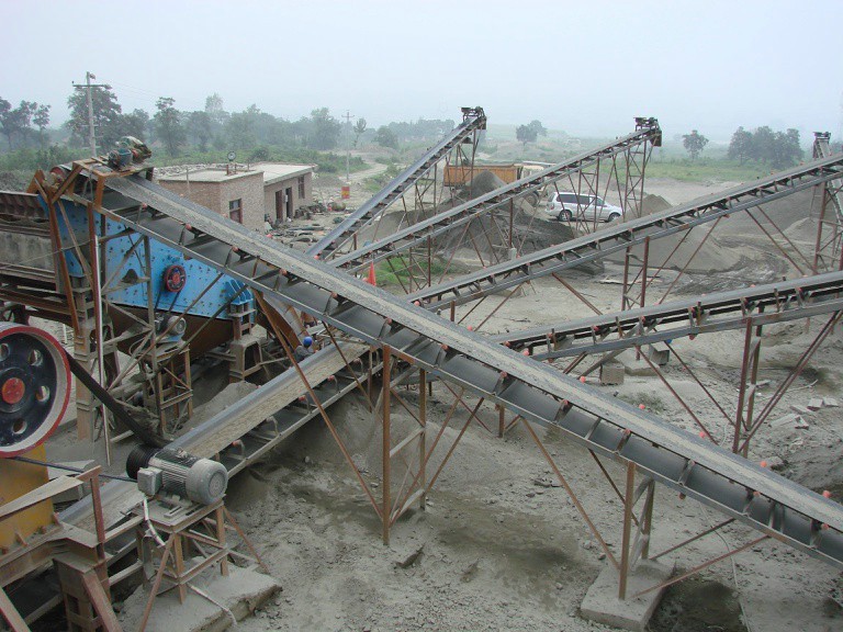 圆振动筛用于砂石厂筛分分ji处理 砂石厂用振动筛现场.jpg